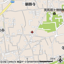 徳島県美馬市美馬町願勝寺2周辺の地図