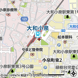 ファミリーマートＪＲ大和小泉駅前店周辺の地図