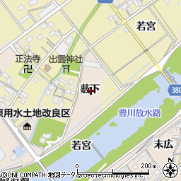 愛知県豊川市行明町薮下周辺の地図