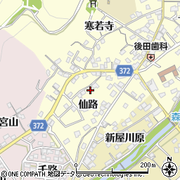愛知県豊川市国府町仙路65周辺の地図