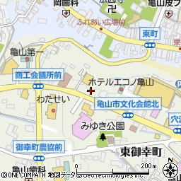 ウエルシア薬局亀山東御幸町店周辺の地図