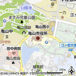亀山市役所周辺の地図