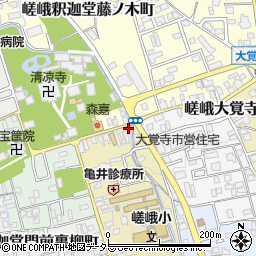 京都府京都市右京区嵯峨釈迦堂大門町8-3周辺の地図