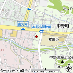 ファミリーマート本郷小学校前店周辺の地図