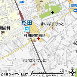 マツモトキヨシ杉田駅前店周辺の地図