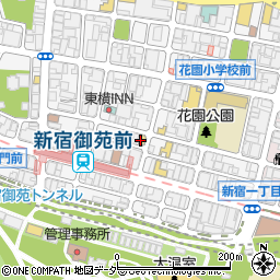 ファミリーマート新宿御苑駅前店周辺の地図